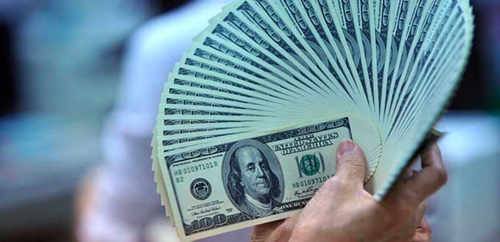 Imagen Dólar cierra con ganancias, se vende en 20.67 pesos en bancos