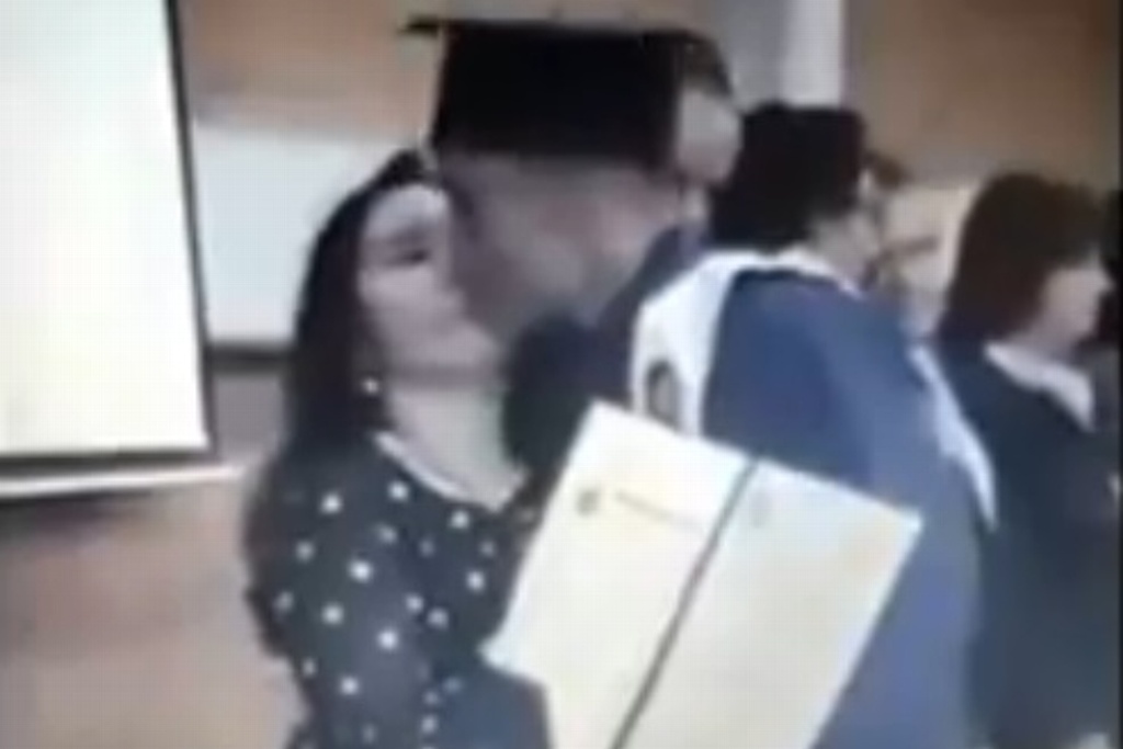 Imagen Besa profesora, accidentalmente, en la boca a su alumno (+Video)