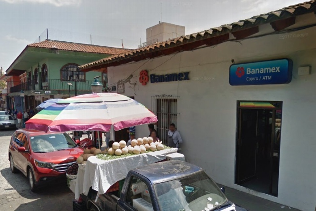 Imagen Asaltan banco en Coatepec, Veracruz; los delincuentes rociaron con gasolina a clientes 