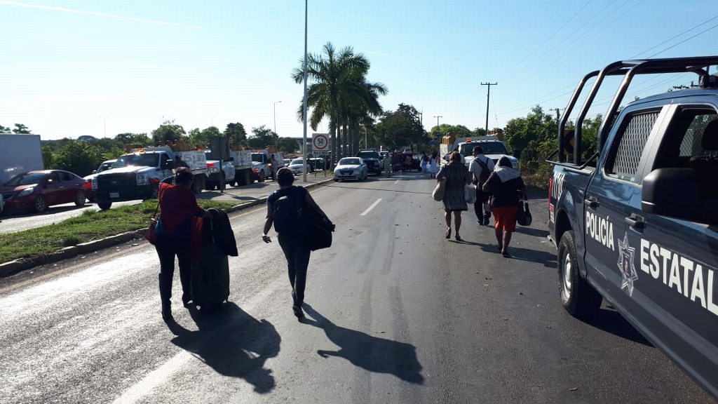 Imagen Mantienen bloqueo en carretera Villahermosa - Macuspana, en Tabasco