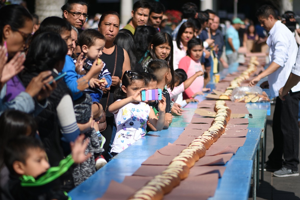 Imagen Con monumental rosca y chocolate celebran Día de Reyes en Xalapa (+fotos)