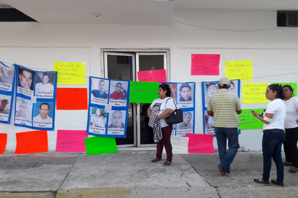 Imagen Familiares de desaparecidos toman simbólicamente fiscalía regional, en Coatzacoalcos, Veracruz