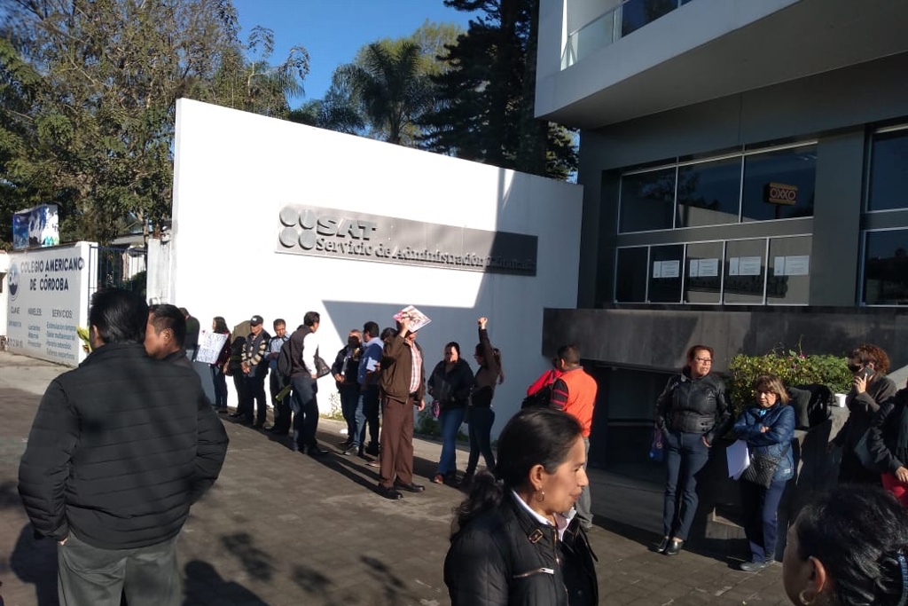 Imagen Ex empleados cierran oficinas del SAT en Córdoba, Veracruz