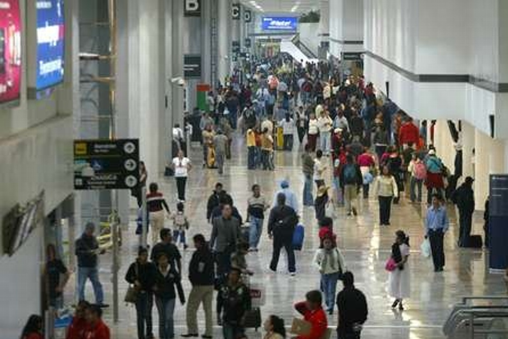 Imagen Se manifiestan empleados en los pasillos del Aeropuerto de CDMX