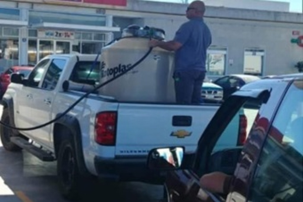 Imagen Cae en pánico y llena un tinaco de gasolina