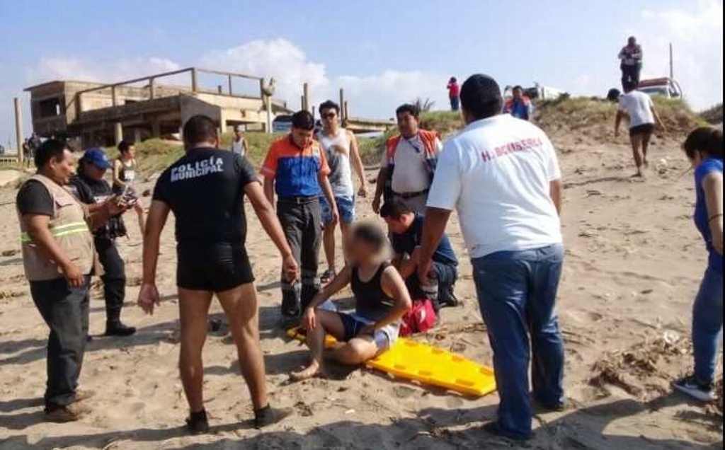 Imagen Rescatan a joven a punto de ahogarse en Coatzacoalcos, otro no aparece