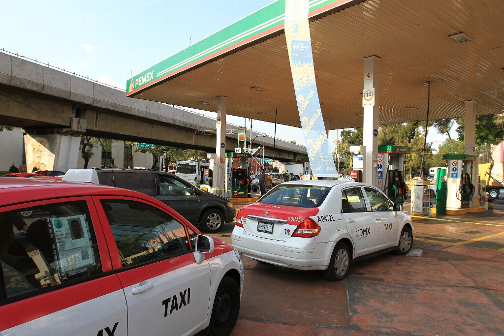 Imagen Pemex y empresarios acuerdan plan para agilizar distribución de gasolina 