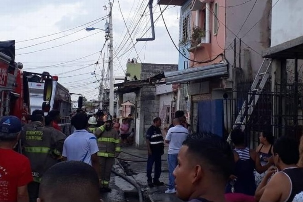 Imagen Mueren 18 personas al incendiarse clínica en Ecuador