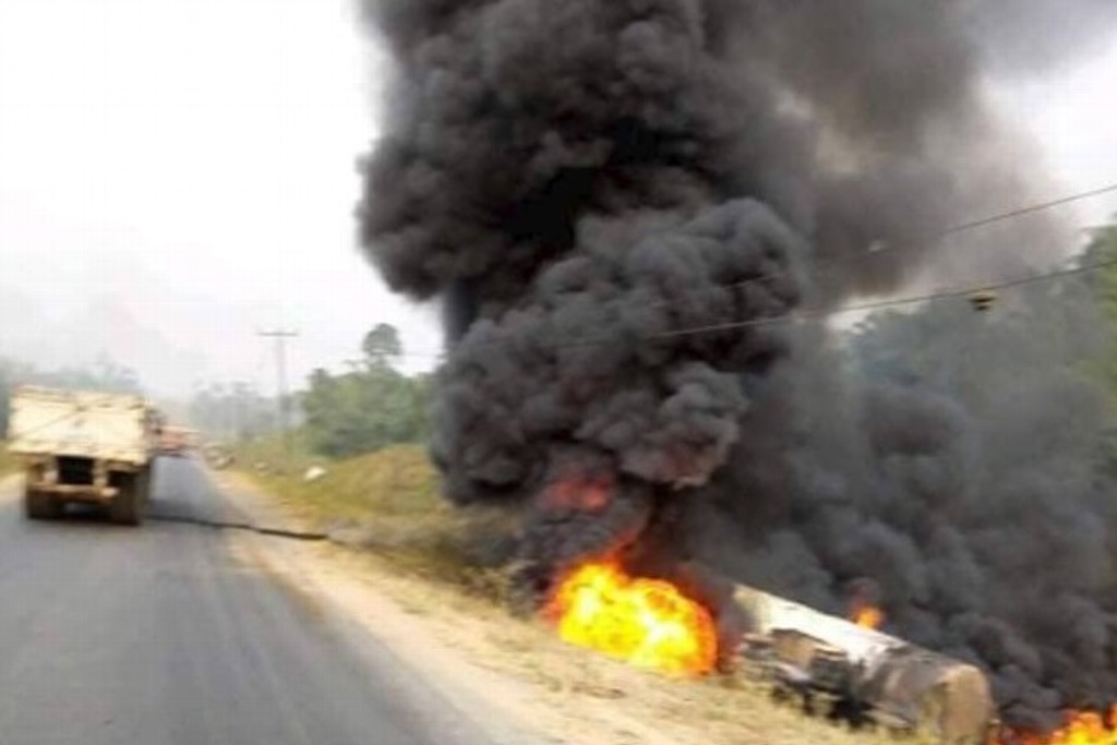 Imagen Vuelca y explota pipa en Nigeria; reportan 12 muertos y 22 heridos 