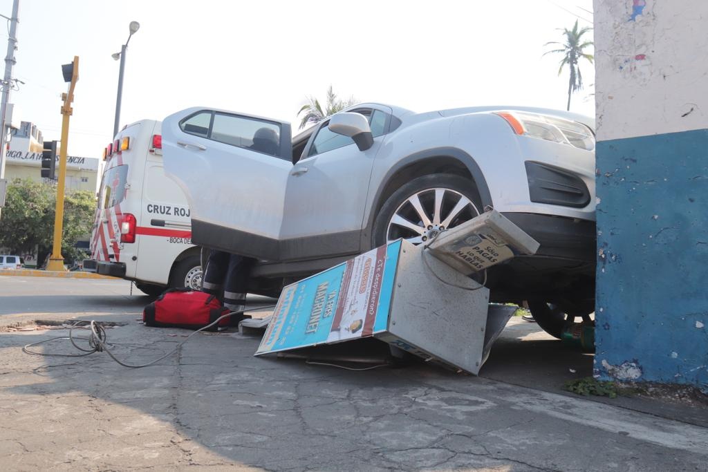 Imagen Fuerte choque en céntrica avenida de Veracruz; hay 2 lesionados (+fotos)