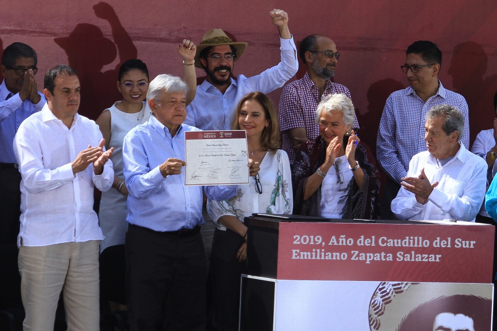 Imagen AMLO firma declaratoria del Año del Caudillo del Sur Emiliano Zapata