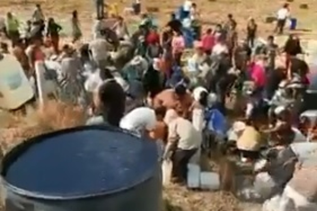 Imagen Pobladores roban combustible en ducto de Pemex en Acambay, Edomex (+video)
