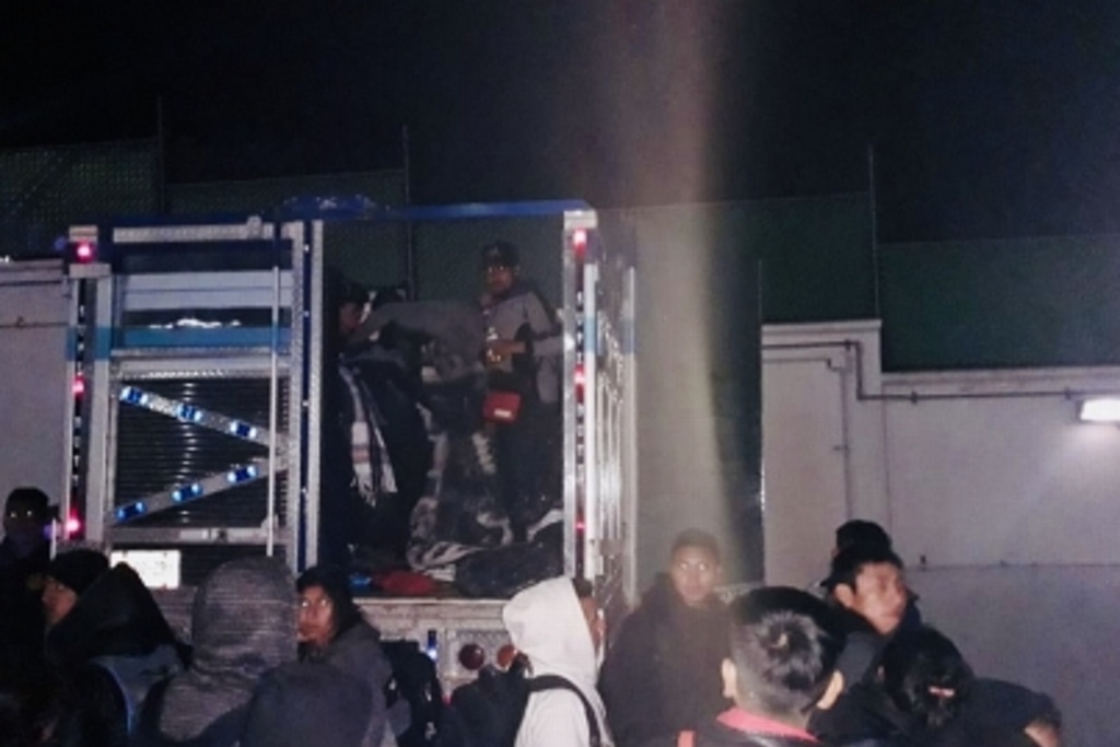 Imagen Rescatan en Chiapas a 84 migrantes que viajaban en camiones