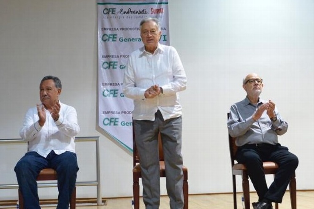 Imagen De visita a Veracruz, Manuel Bartlett nombra a nuevo gerente de Laguna Verde y de Ciclo Combinado en Dos Bocas