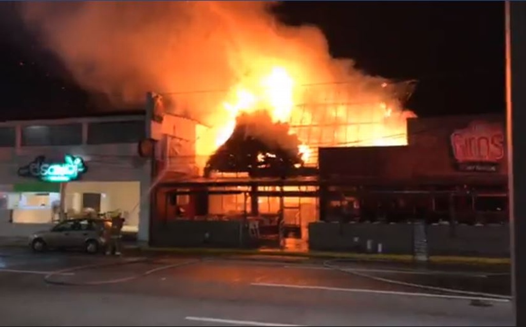 Imagen Se incendia restaurante Los Giros en Boca del Río, Veracruz (+video)