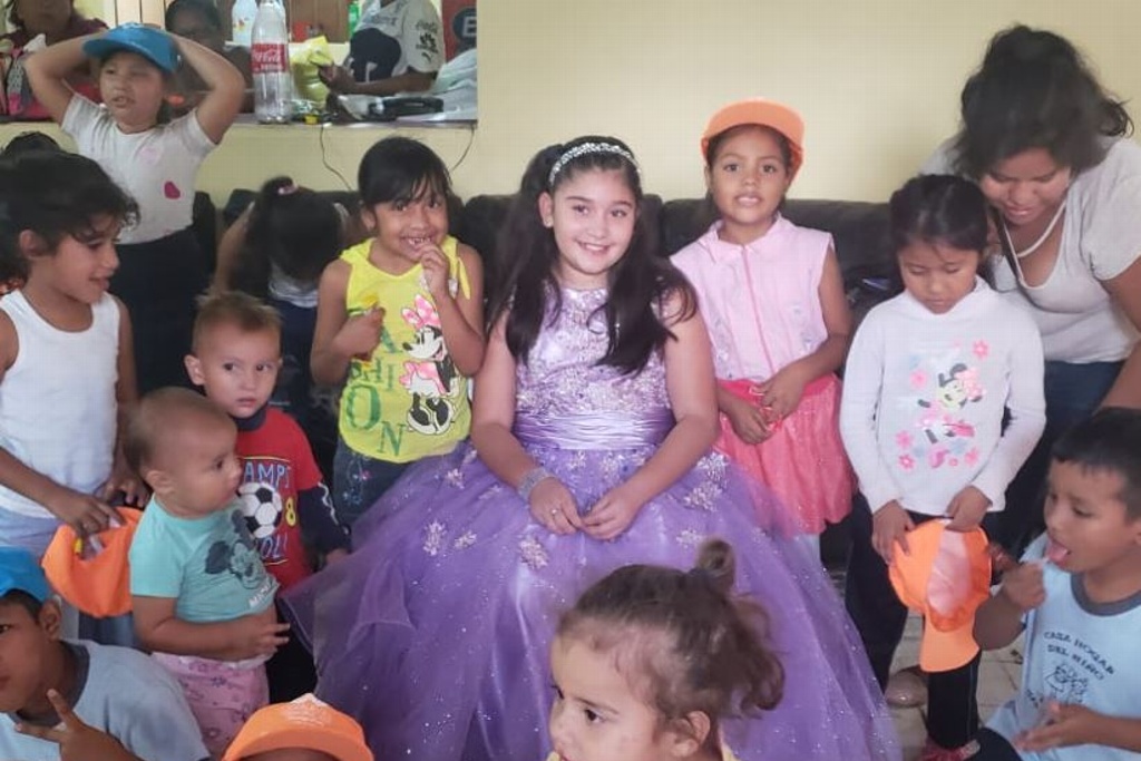 Imagen Corte Real Electa del Carnaval de Veracruz lleva apoyos a infantes de Casa Hogar (+fotos)
