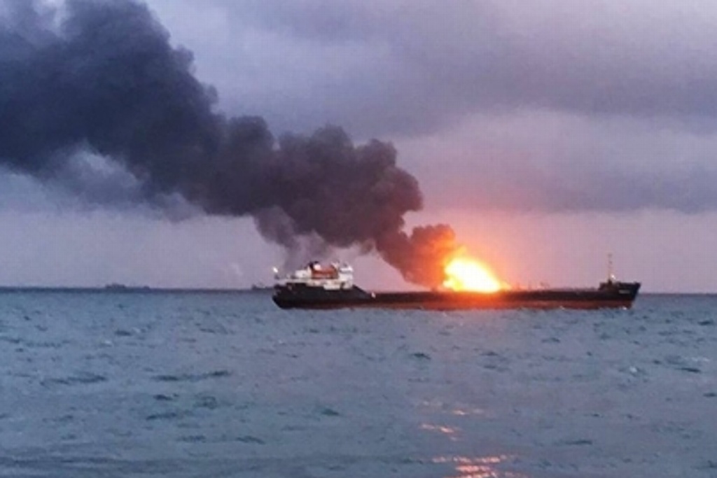 Imagen Se incendian dos barcos en el estrecho de Kerch; hay 10 muertos