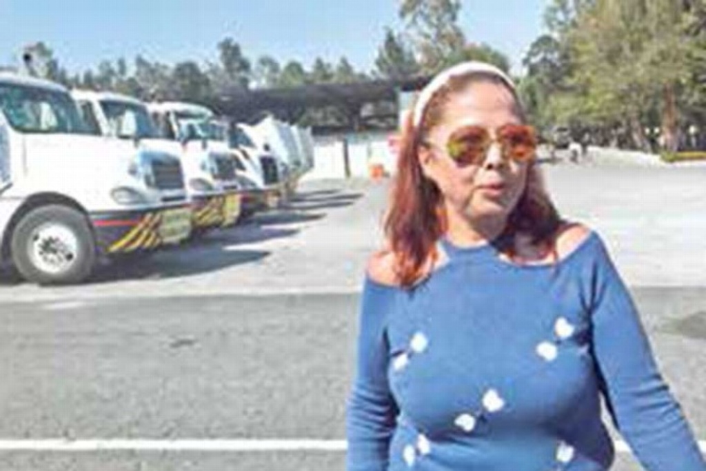 Imagen Carmen Servín, primera mujer contratada para conducir pipa de combustible