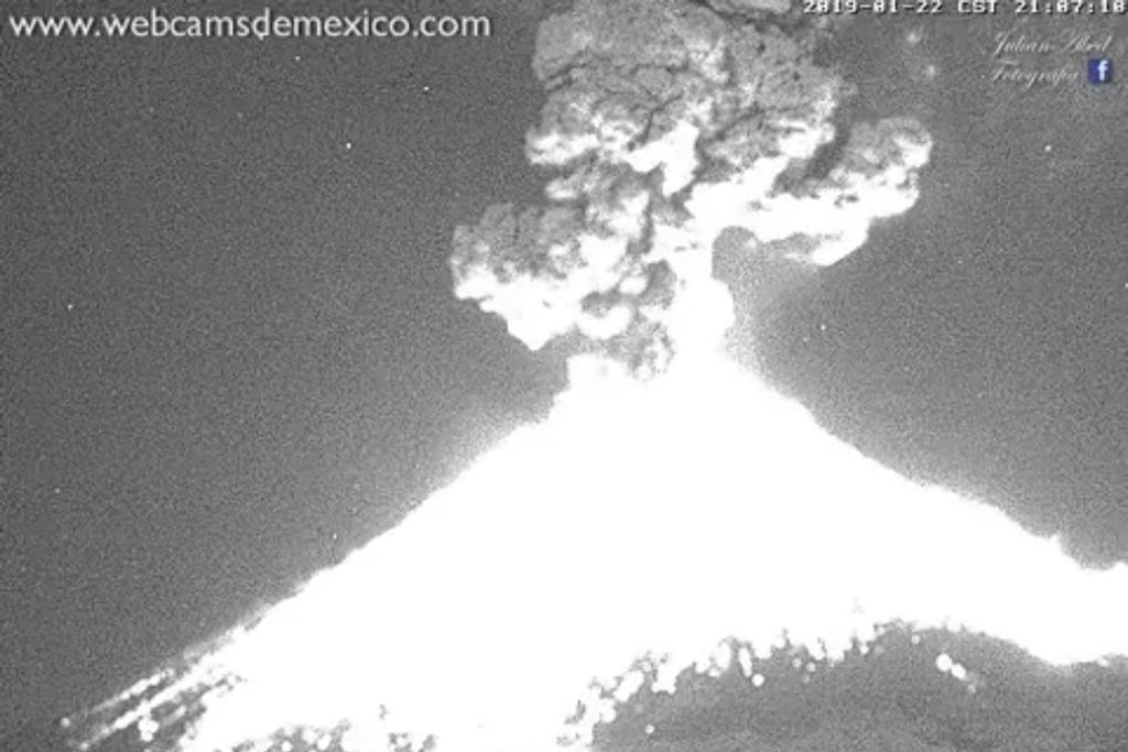 Imagen Volcán Popocatépetl registra fuerte explosión; genera fumarola de 2 km de altura (+fotos)