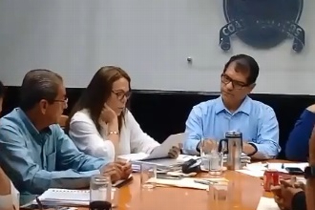 Imagen Se confrontan en sesión de Cabildo, síndica y alcalde de Coatzacoalcos, Veracruz (+Video)