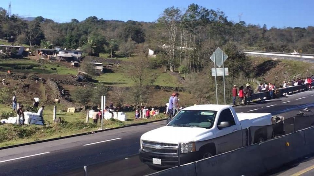 Imagen ¡Hubo rapiña! Vuelca camión con abarrotes, en Xalapa