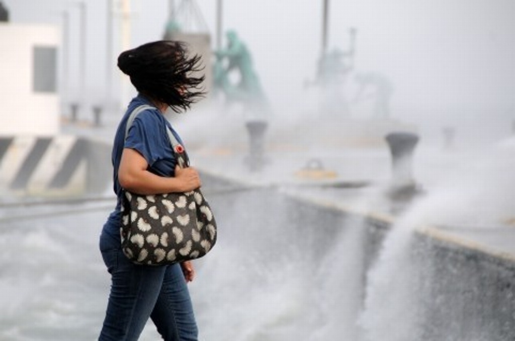 Imagen Rachas de casi 98 kilómetros por hora se registran esta tarde en Veracruz: Meteorológico de Apiver