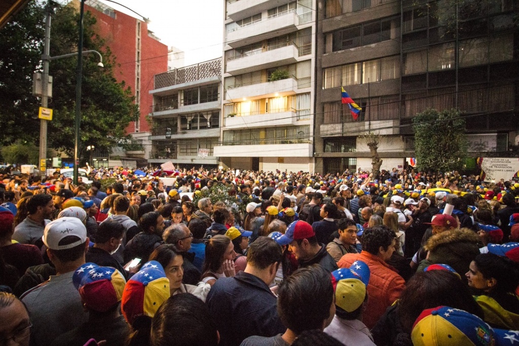 Imagen Venezolanos en la Ciudad de México respaldan a Guaidó frente a embajada 