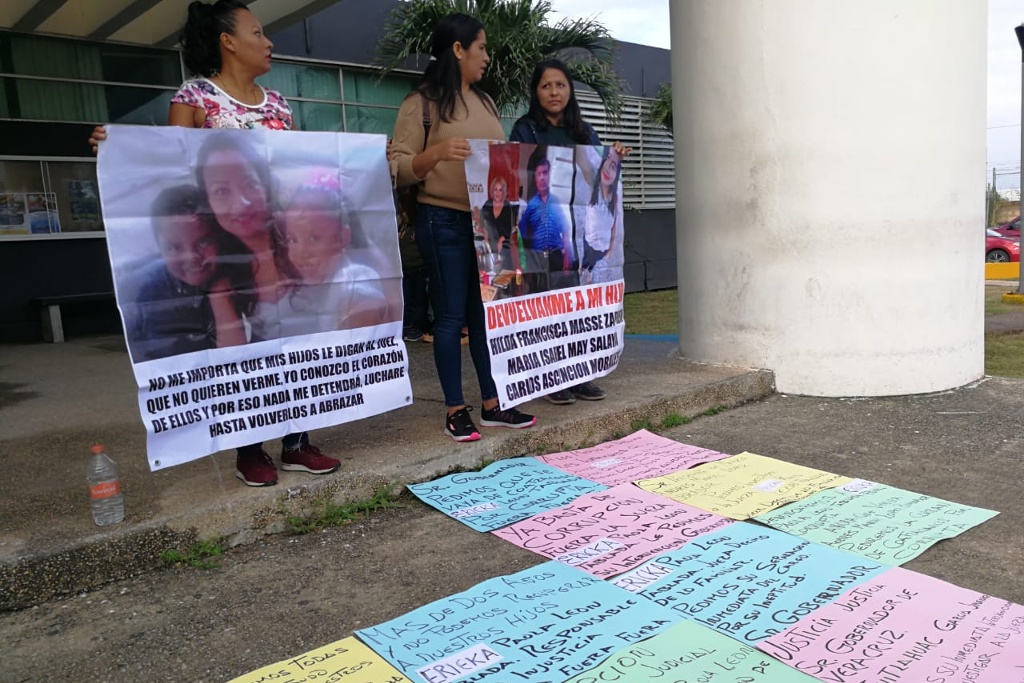 Imagen Madres de familia se manifiestan en juzgados de Coatzacoalcos, Veracruz