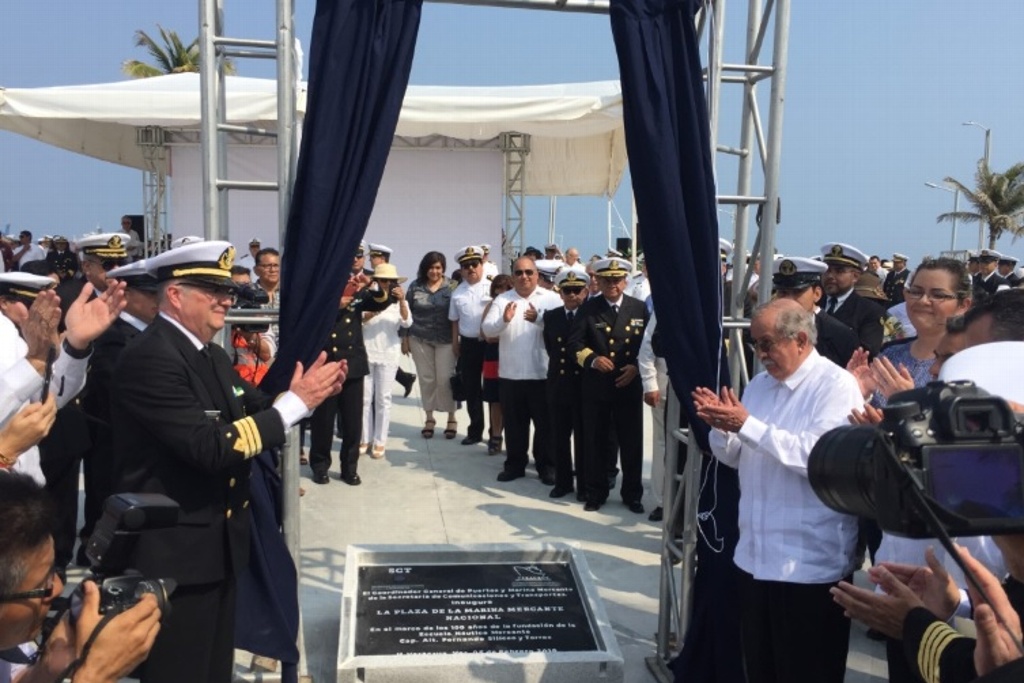 Imagen Inauguran en Veracruz la 'Plaza de la Marina Mercante Nacional'