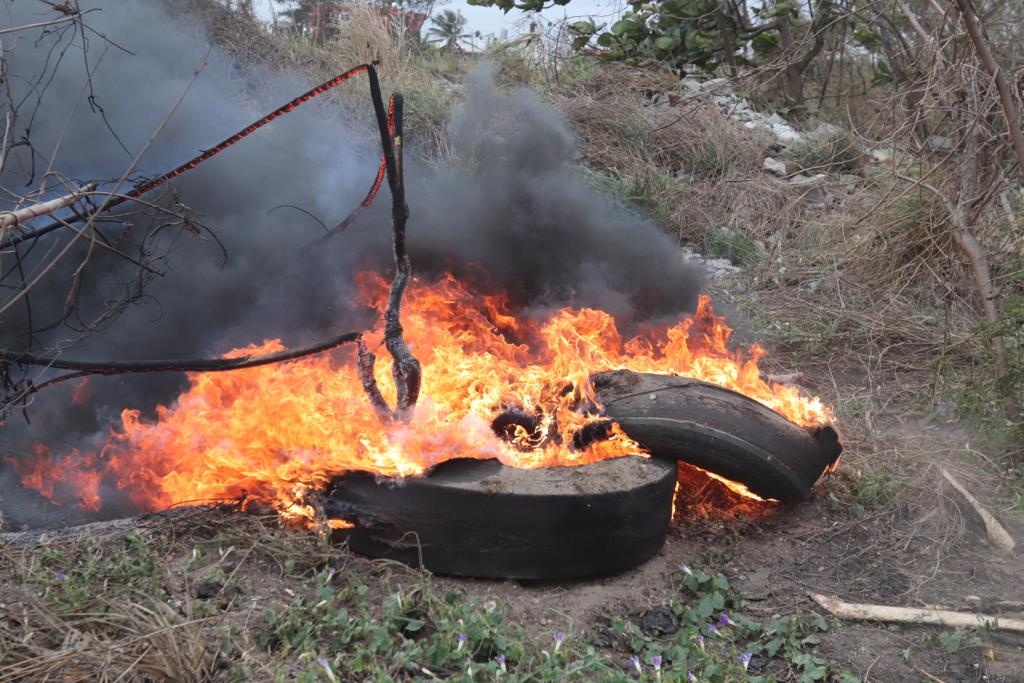 Imagen Alertan a Bomberos por quema de llantas en lote baldío de Veracruz