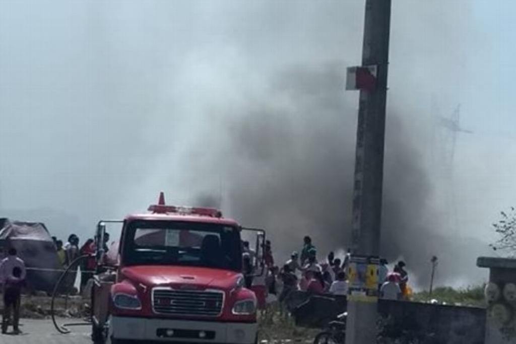 Imagen Intentan sofocar Bomberos incendio en terreno de fraccionamiento de Veracruz