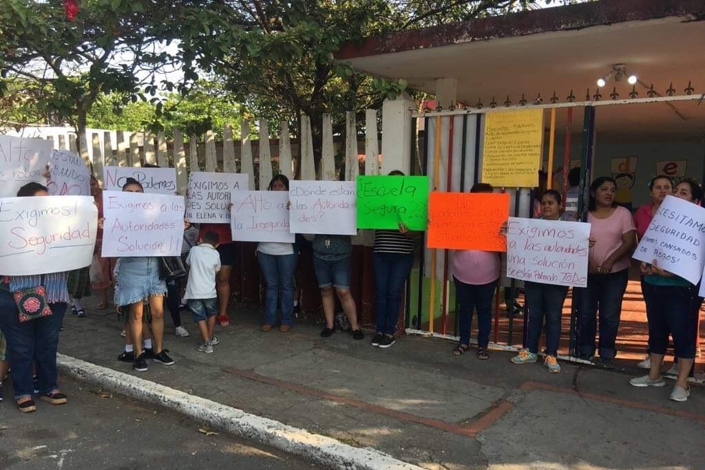 Protestan maestros y madres por robos en escuela de Veracruz ubicada ...