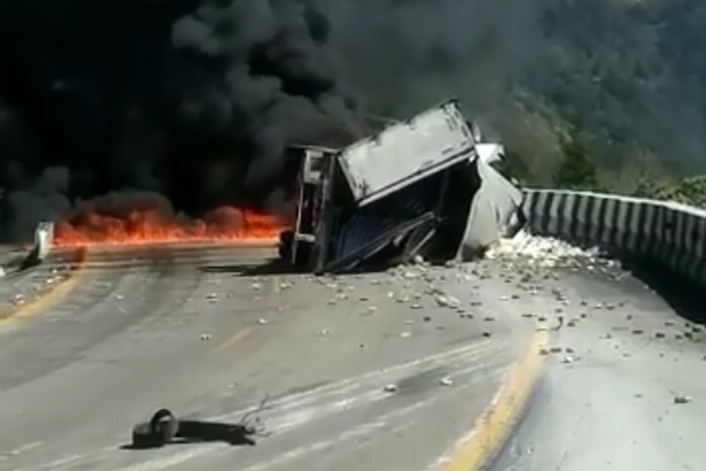 Imagen Vuelca tráiler y se incendia en carretera Puebla - Córdoba 
