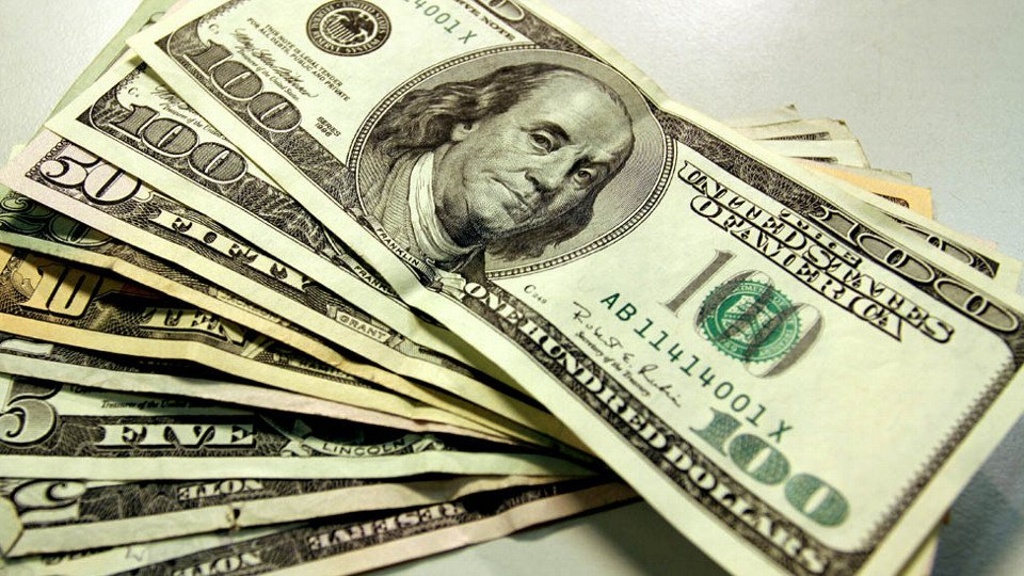 Imagen Dólar cierra jornada con ganancias, sube a 19.60 en bancos 