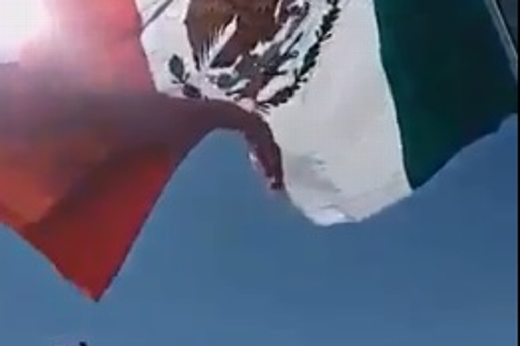 Imagen Soldado se enreda al izar bandera y cae de siete metros de altura, en Chihuahua (+video) 
