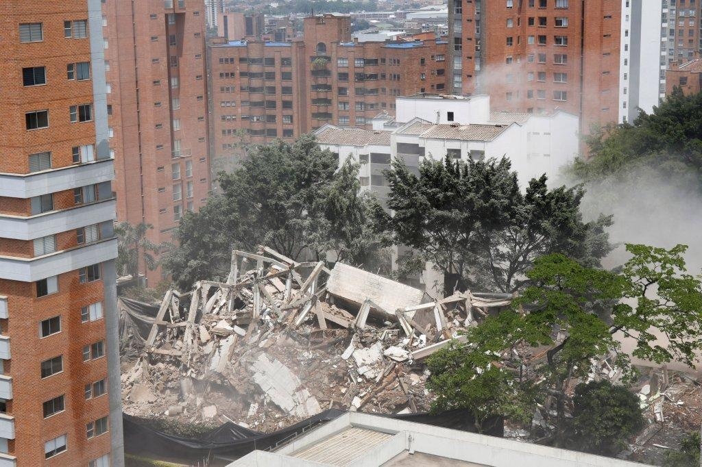 Imagen Derriban edificio de Pablo Escobar en Medellín