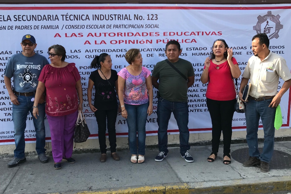 Padres de familia se manifiestan para pedir maestros en Secundaria 123 ...