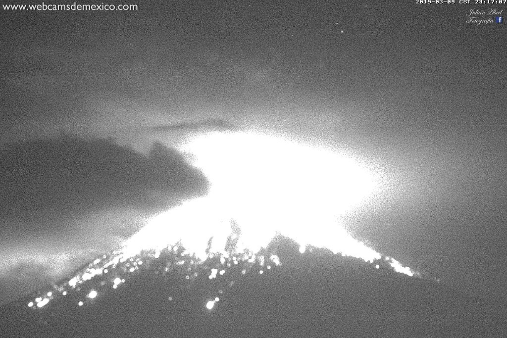 Imagen Arroja Popocatépetl material incandescente a más de mil 200 metros