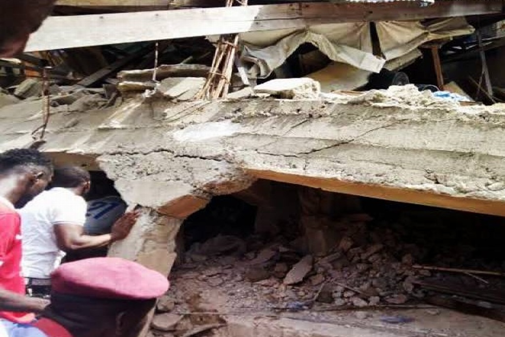 Imagen Rescatan 25 cadáveres y 16 niños vivos tras colapso de edificio en Nigeria