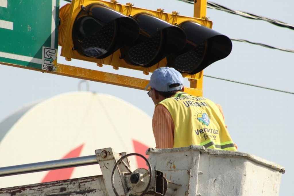 Imagen Hay más de 100 semáforos dañados en Veracruz, afirma Movilidad Urbana