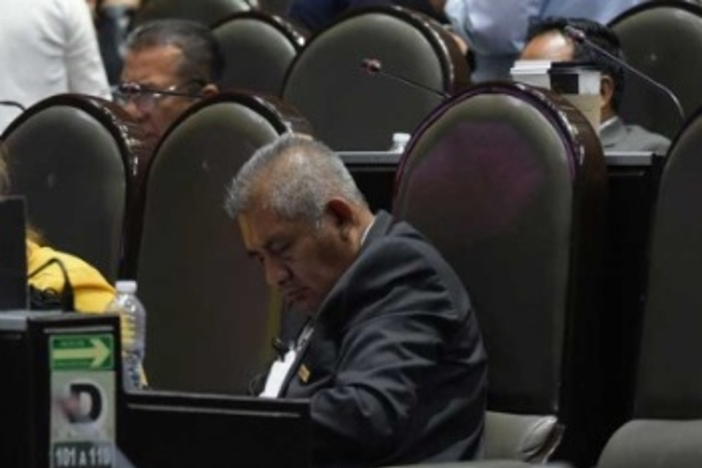 Imagen Se vuelve a dormir diputado de Morena durante sesión
