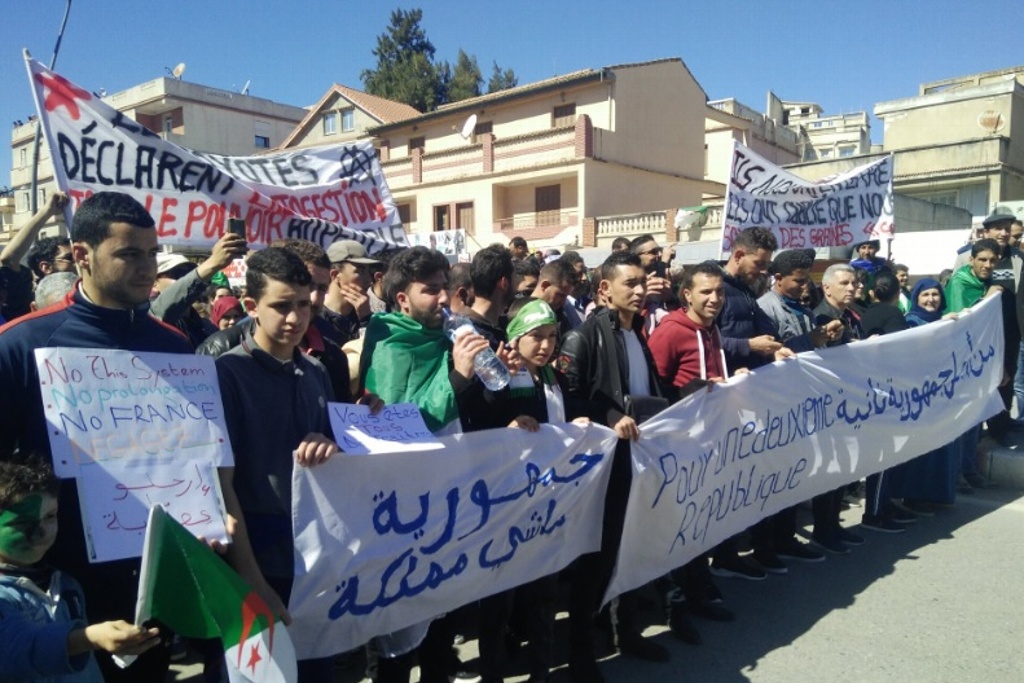 Imagen Masivas protestas en Argelia exigen renuncia inmediata de Bouteflika