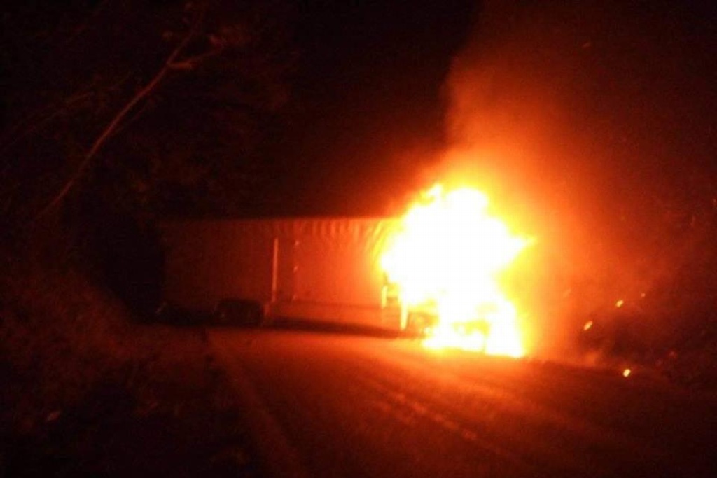 Imagen Reportan bloqueos con tráileres incendiados en Catemaco, Veracruz 