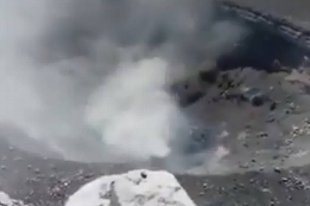 Imagen Alpinistas llegan a cima del Popocatépetl y lo graban(+video) 