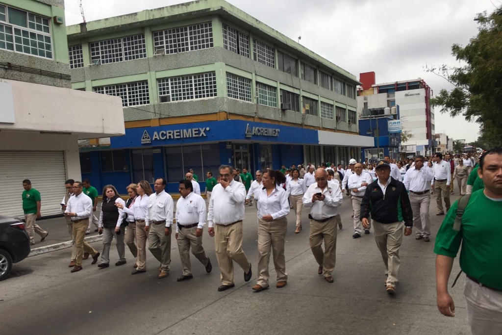 Imagen Realizan desfile en Veracruz en conmemoración de la Expropiación Petrolera (+video y fotos)