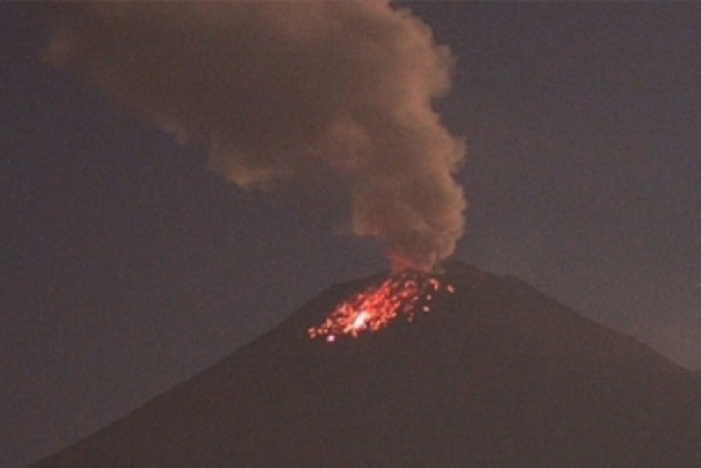 Imagen Volcán Popocatépetl registra fuerte explosión con material incandescente (+video)