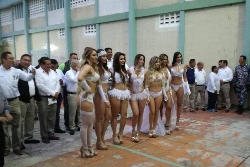 Imagen Con edecanes en lencería celebra sindicato Expropiación Petrolera en Agua Dulce, Veracruz 