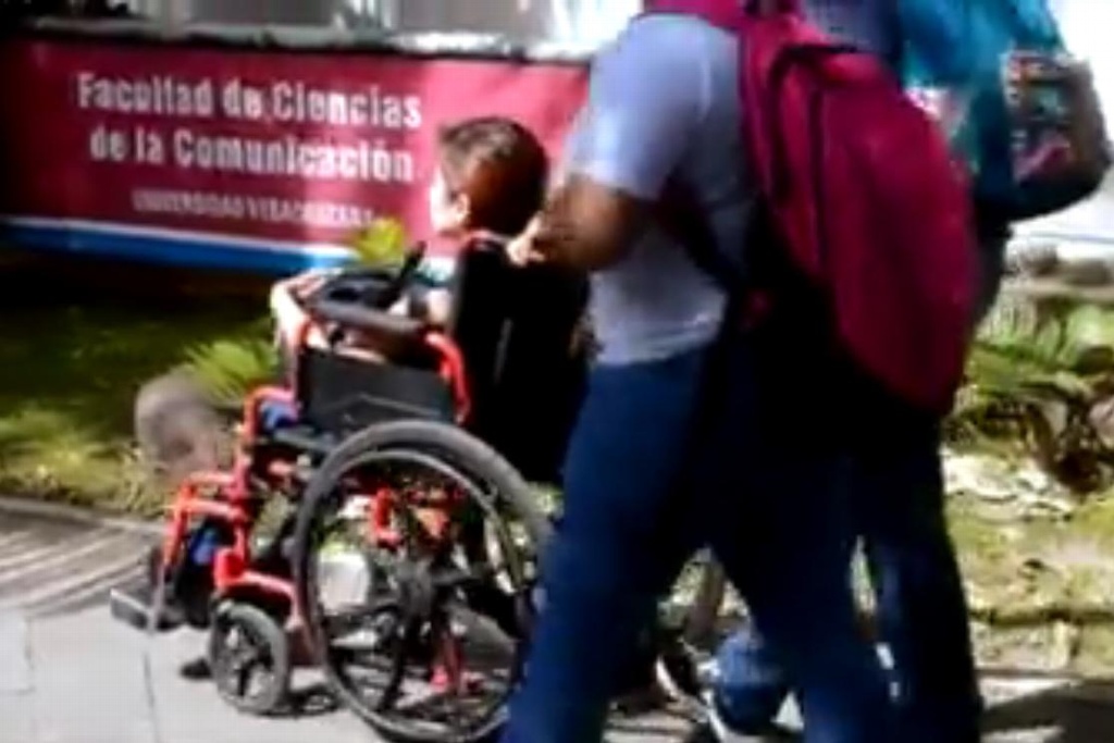 Imagen Aislinn padece deformación de su columna, pero eso no le impedirá ser comunicóloga 