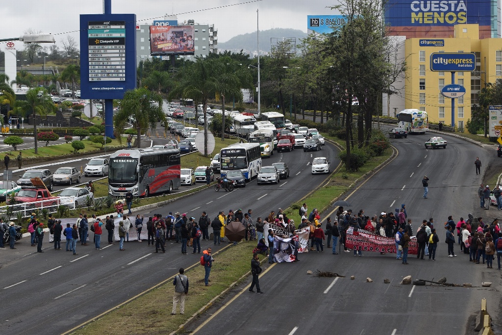 Imagen Maestros bloquean carretera Xalapa-Veracruz