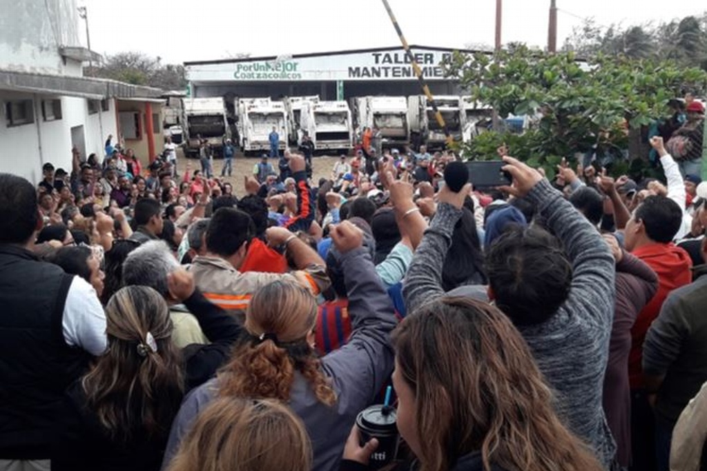 Imagen Trabajadores exigen su reinstalación en Ayuntamiento de Coatzacoalcos (+fotos)
